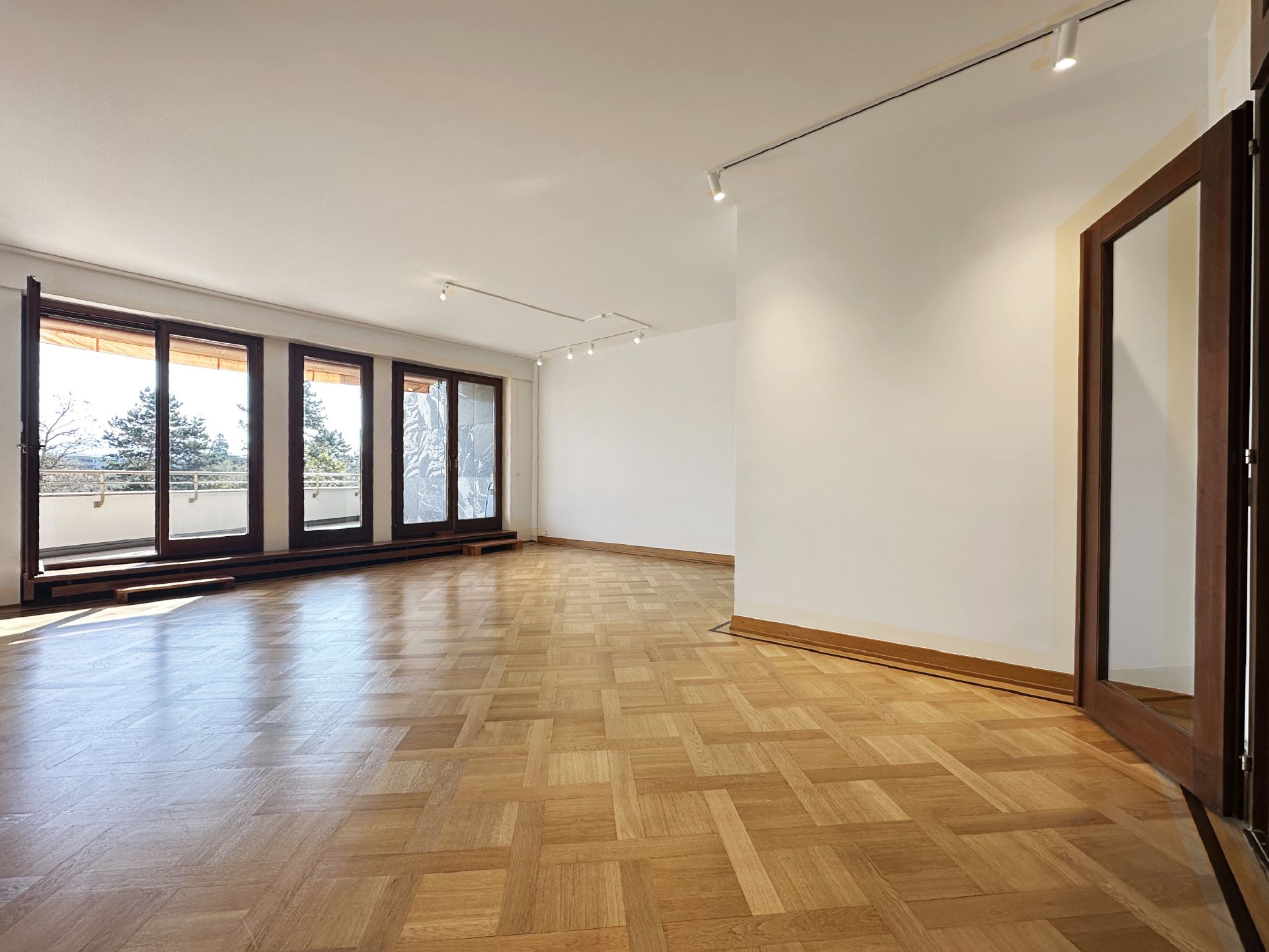 fkhjhg Large 2-bedroom apartment in an exclusive private residence